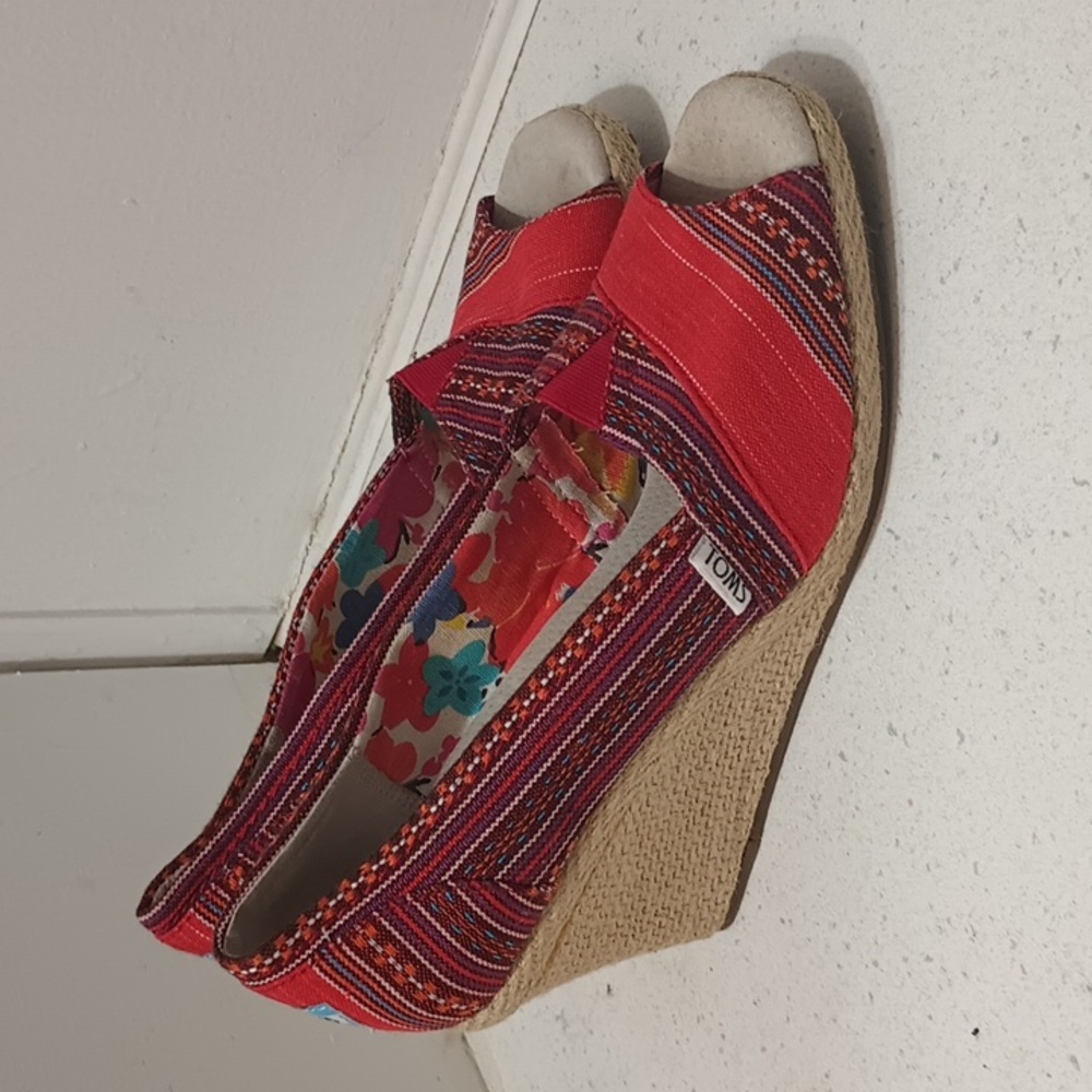 Toms Size 9W Peep Toed Wedges